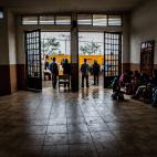 Hostal en Nuevo Laredo. En la puerta de este edificio, grupos de pistoleros esperan la salida de los migrantes para secuestrarlos y luego pedirles a sus familias un rescate. En este centro, MSF tiene una unidad de atenci&oacute;n de salud mental...