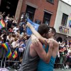 Dos hombres se besan en Nueva York.