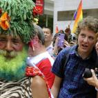 Una pareja observa asombrada las calles de Nueva York.