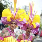 Dos personas festejan en Berlín el 'Día de la calle Christopher', dedicado al 'orgullo gay'.