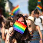 Un grupo de personas marcha por las calles de Sofía, en Bulgaria.