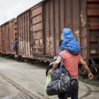 Un padre y un hijo, ambos llamados &Aacute;ngel, que han caminado dos semanas desde Yodo (Honduras) a Coatzacoalcos (M&eacute;xico). Escapan de la violencia de su pa&iacute;s y planean quedarse en M&eacute;xico.