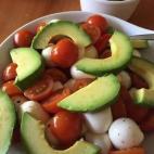 "Esta ensalada es muy fácil y sencilla, pero igualmente deliciosa", escribe la autora de la receta. Los pasos para hacerla los tienes en Cookpad.