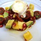 "Una ensalada sencilla, llena de color y sabor, ideal para la hora de cenar", escribe la autora del plato. Los pasos de la receta los tienes en Cookpad.