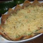 Es un plato muy completo con ingredientes muy variados —pan de molde, tomate, huevos, nata, queso, jamón y aguacate—, de ahí que su autora lo recomiende como plato único. Para prepararlo sigue estos pasos.