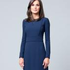 En este retrato de do&ntilde;a Letizia, que aparece con un vestido azul oscuro de Carolina Herrera, destaca el anillo de Karem Hallam que le regalaron sus hijas y que casi nunca se quita.