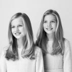 La princesa Leonor y la infanta Sof&iacute;a protagonizan la &uacute;nica imagen en blanco y negro de la serie. Ambas aparecen con los vestidos que llevaban el 12 de octubre, D&iacute;a de la Hispanidad.