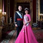 En estas im&aacute;genes tomadas en el Palacio Real, don Felipe porta el uniforme de gran etiqueta de capit&aacute;n general, con el faj&iacute;n rojo y la banda celeste y el Gran Collar de la Orden de Carlos III y do&ntilde;a Letizia el ve...