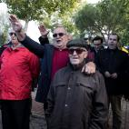 Brazos en alto: saludos fascistas para esperar al dictador.