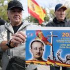 Carteles, calendarios, banderas...