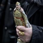 Franco, en una figurilla, como un santo.