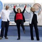 La candidata del PP a la Presidencia de la Comunidad de Madrid, Cristina Cifuentes (d), junto a la vicepresidenta del Gobierno, Soraya Sáenz de Santamaría (c), y el candidato a la alcaldía de Torrejón de Ardoz, Pedro Rollán,