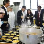 La vicepresidenta del Gobierno, Soraya Sáenz de Santamaría (d), durante su visita al centro de acogida Princesa Letizia de Cantabria con los candidatos del PP a la reelección