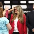 Los candidatos a la alcaldía de Madrid, Raquel López (IU) (c) y Antonio Miguel Carmona (PSOE), se prepara antes del 'cara a cara' con los candidatos de los partidos con representación en el Ayuntamiento