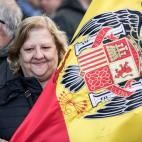 Una se&ntilde;ora, con la bandera del &aacute;guila, s&iacute;mbolo de la dictadura.