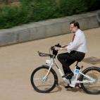 Otra de las instantáneas que nos ha dejado el paseo en bici de Rajoy