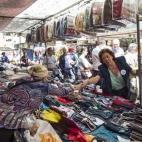 La alcaldesa de Valencia y candidata del PP, Rita Barberá, saluda a unas vendedoras durante su visita al mercado de Algirós.