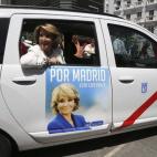 La candidata del PP a la Alcaldía de Madrid, Esperanza Aguirre, durante la presentación, en la primera jornada de la campaña electoral, de los los taxis que llevarán estas dos semanas en sus puertas traseras carteles electorales de las candi...