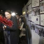 El secretario general de Podemos, Pablo Iglesias, durante la pegada de carteles con la que inició la campaña electoral en Madrid.