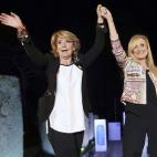 Las candidatas del PP al Ayuntamiento de Madrid y a la Comunidad de Madrid, Esperanza Aguirre y Cristina Cifuentes, respectivamente, saludan al inicio del acto de apertura de campaña del PP en el Parque del Retiro.