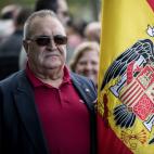 Un defensor de Franco, con la bandera preconstitucional.