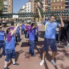 El secretario general del PSOE, Pedro Sánchez, ha jugado un partido de baloncesto con miembros del Centro Estela, este lunes en su visita a Burgos.