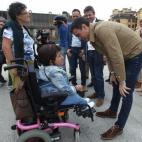 El secretario general del PSOE, Pedro Sánchez, saluda a una simpatizante durante su participación en un acto Electoral de su formación celebrado en Irun (Guipúzcoa).