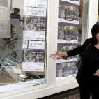 La candidata de 'Sí se puede Valladolid', siglas de Podemos a las municipales de la ciudad, Rosario Chávez, muestras los desperfectos producidos en la caseta electoral que tiene Podemos Castilla y León en una céntrica calle de Valladolid, y ...