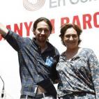 El líder de Podemos, Pablo Iglesias, y la candidata de Barcelona en Común, Ada Colau, en un mitin en Barcelona.