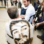 El candidato de Izquierda Unida a la Presidencia del Gobierno, Alberto Garzón, habla con un simpatizante durante el mitin electoral que ha ofrecido en Alicante.