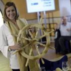 La secretaria general del PP y candidata a la reelección como presidenta de Castilla-La Mancha, María Dolores de Cospedal, con el timón que le ha regalado la comunidad rumana de Ocaña