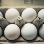 En el frigorífico: de tres a cinco semanas. En el congelador: es mejor no congelar. Lo que puedes hacer es batir las yemas y las claras juntas y luego congelarlas. O congelar las yemas y las claras por separado.