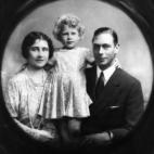Con sus padres, la reina madre y el rey Jorge VI.