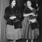 Con su madre, Isabel Bowes-Lyon.