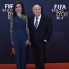 El presidente de la FIFA, Joseph Blatter, y Linda Barras