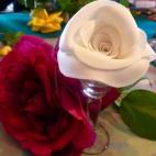 Sólo se necesita fondant blanco en pastillas grandes, polvo para endurecer la pasta y bolsas de celofán para guardarlas. Aquí tienes el método de preparación.