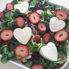 Con lechugas varias, tomates cherry, fresones, queso fresco y canónigos. Aquí tienes la receta completa.