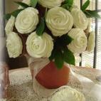 Son cupcakes de vainilla convertidos en bouquet. Así se preparan.