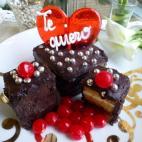 Chocolate, nata, crea de cerezas y bizcochos son los ingredientes principales de esta receta con mensaje. Mira cómo prepararla.