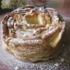 Con azúcar, huevo, harina y levadura en polvo. Aquí puedes ver la receta completa.