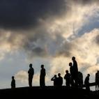 Según explica el autor, Juan Medina, la imagen recoge a un grupo de jóvenes africanos que pasean en el exterior de el Centro de Estancia de Inmigrantes (CETI) en Melilla, el 8 de diciembre de 2013. "Después de un peligroso y largo viaje des...