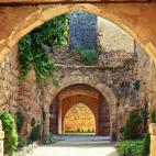 Pedraza es un pequeño pueblo medieval amurallado, rico en patrimonio histórico y arquitectónico. La villa fue declarada como Conjunto Histórico en 1951, algo que la convierte en un punto de referencia para muchos madrileños, que pueden lleg...