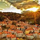 La localidad es uno de los pueblos más populares no sólo del Principado, sino de toda España. Si de por sí el pueblo es precioso, hay algo que lo hace aún más mágico: tiene mar. Siempre encontrarás pequeños barcos en su puerto pesquero,...