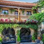 También en el norte, el pequeño pueblo cántabro es el único que se encuentra dentro del Parque Natural de Saja-Besaya, un entorno único que rodea al pueblo de naturaleza. El pueblo es un claro ejemplo de la arquitectura montañesa y la trad...