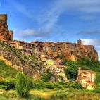 A orillas del Ebro se encuentra Frías, una pequeña localidad burgalesa que destaca por su patrimonio arquitectónico y cultural, que data de la época romana. Pero la época más notable de Frías es la medieval, en la que se construyó su fam...