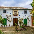 Acogido por la espectacular Sierra Subbética, Priego de Córdoba es uno de los pueblos blancos más bonitos de Andalucía. Con sus típicos patios, sus laberínticas calles y sus asombrosas vistas a la sierra es, además, una excelente represen...