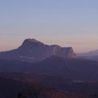 La historia de Bugarach es algo distinta a la del resto de lugares de este artículo. Allá por el año 2012, se decía que el mundo iba a acabarse (según la tradición maya). No fue así, pero de haberlo sido, se decía que el pico de Bugarach...
