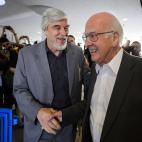 El director general del Centro Europeo de Física de Partículas (CERN), Rolf Heuer, saludando a Higgs. | Afp