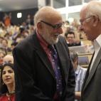 Saludando al físico belga Francois Englert. | Reuters