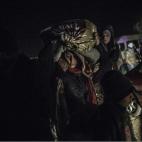 Las gente camina con los niños a cuestas y cargando los pocos fardos que aguanta su cuerpo. Principalmente llevan mantas y ropa de abrigo para soportar las bajas temperaturas en esta parte del mundo. Durante el trayecto se han tenido que despre...